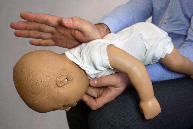 Manobra de Heimlich para bebês